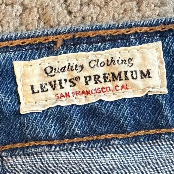 Ribcage Straight Ankle Levi’s Jeans, medium wash. - Picture 5 of 9